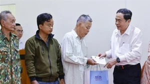 Председатель Национального собрания вручил новогодние подарки семьям льготных категорий и военнослужащим провинции Донгтхап. (Фото: ВИА)