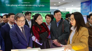 Руководители города Ханоя осматривают Технологическую биржу. (Фото: ВИА)