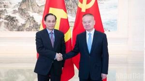 Товарищ Ле Хоай Чунг и товарищ Лю Хайсин.