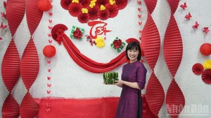 Участники конкурса рядом со своей продукцией. (Фото: Суан Хынг)