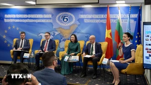 Посол Вьетнама в Болгарии Нгуен Тхи Минь Нгует (в центре) принимает участие в форуме. Фото: ВИА
