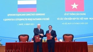 Премьер-министр Фам Минь Тьинь и его российский коллега Михаил Владимирович Мишустин подписывают Совместное коммюнике по итогам официального визита Председателя Правительства России во Вьетнам. Ханой, 14 января 2025 года. (Фото: ВИА)