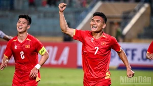 Суан Мань празднует второй гол. (Фото: Тхань Дат)