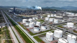 Резервуарный парк топлива нефтеперерабатывающего и нефтехимического завода Нгишон расположен в экономической зоне Нгишон, квартал Нгишон, провинция Тханьхоа. (Фото: ВИА)