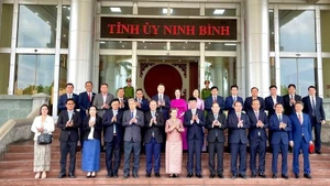 Делегаты двух сторон фотографируются на память.