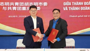 Церемония подписания Меморандума о сотрудничестве между городским комитетом Коммунистического союза молодежи имени Хо Ши Мина и Комсомола города Чунцин, Китай. (Фото: ВИА)