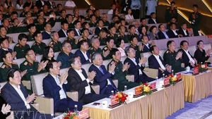 Генеральный секретарь То Лам, Председатель Национального собрания Чан Тхань Ман вместе с руководителями Партии и государства принимают участие в художественной программе «Звуки под солнцем». (Фото: ВИА)