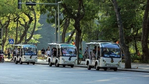 Электромобили используются для обслуживания туристов в Ханое. (Фото: ВИА)