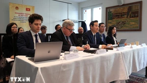 Делегаты принимают участие в семинаре в Постоянном представительстве Вьетнама в Женеве. (Фото: ВИА)