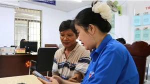 Молодёжь из различных подразделений демонстрирует и объясняет местным жителям в провинции Хатинь процесс использования приложения для цифрового гражданина «i-HaTinh». (Фото: ВИА)