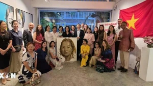 Женщины-послы и супруги послов делают памятное фото. (Фото: ВИА)