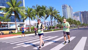 Участники соревнуются на Международном марафоне в Дананге.