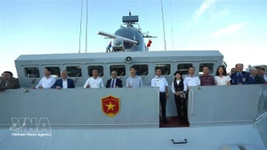 Руководители и сотрудники представительства Вьетнама, а также представители вьетнамской диаспоры в Австралии осматривают корабль 016 «Куанг Чунг». (Фото: ВИА)