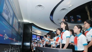 В рамках Общенационального съезда «Достойные внуки Хо Ши Мина» 2025 года, во второй половине дня 13 мая 2025 года 150 выдающихся детских делегатов посетили с ознакомительным визитом Вьетнамскую группу промышленности и военной связи Viettel. (Фото: ВИА)