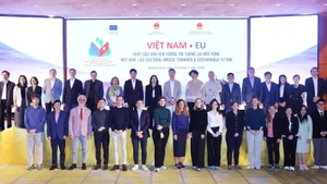 Замминистра Ле Тхи Тху Ханг и участники мероприятия «День Вьетнам – ЕС» на тему «Вьетнам – ЕС: Культурный мост к устойчивому будущему», состоявшегося в Куангнине 7 ноября 2025 года. (Фото: МИД Вьетнама)