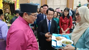 Представление вьетнамских блюд – суп «фо» и роллы «нем» – на одном из культурных мероприятий в Брунее (Фото: Посольство Вьетнама в Брунее).