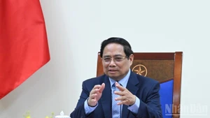Премьер-министр Фам Минь Тьинь проводит телефонный разговор с Канцлером Германии Фридрихом Мерцем. (Фото: Чан Хай)