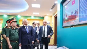 Председатель Государственной Думы Федерального Собрания Российской Федерации Вячеслав Володин посещает зал традиций Вьетнамско-Российского тропического центра. (Фото: ВИА)