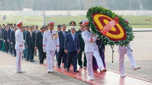 Делегация посещает Мавзолей Президента Хо Ши Мина.