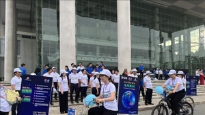 Велоколонна из бывшей провинции Биньзыонг (ныне в составе города Хошимин) проезжает по улицам, повышая осведомлённость и поддерживая акцию «Час Земли — 2025». (Фото: ВИА)