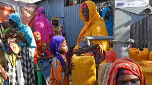 Девочка набирает воду в лагере внутренне перемещенных лиц (ВПЛ) в Могадишо, столице Сомали, 2017 год. (Фото: Xinhuanet)