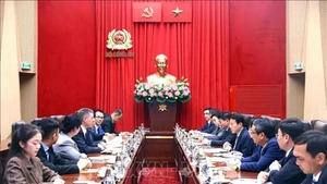 Генерал армии Лыонг Там Куанг принимает господина Керри Персона. (Фото: ВИА)