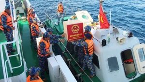 Преодолев сотни морских миль, избирательные ящики и необходимые материалы были безопасно доставлены и переданы избирательным участкам на островах.