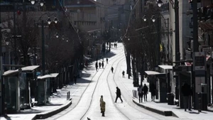 Жители Израиля на улице в Иерусалиме, 28 февраля 2026 года. (Фото: Синьхуа/ВИА)