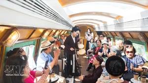 Туристы с интересом знакомятся с маршрутом "Ханой — пять городских ворот". (Фото: ВИА)