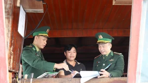 Рыбаки провинции Нгеан подписывают обязательство не заниматься незаконным промыслом рыбных продуктов. (Фото: ВИА)