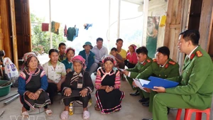 Сотрудники общественной безопасности общины Хуабум разъясняют жителям значение дня выборов, а также права и обязанности граждан. (Фото: ВИА)