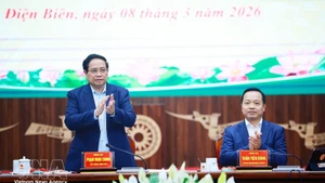 Премьер-министр Фам Минь Тьинь провёл рабочую встречу с Народным комитетом провинции Дьенбьен. (Фото: ВИА)