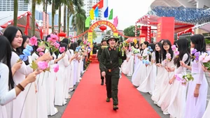 [Фото] Молодые люди столицы с энтузиазмом отправляются на военную службу