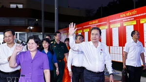 Председатель Национального собрания Чан Тхань Ман принимает участие в вечернем лагере призывников в общине Донгтхань, город Хошимин. (Фото: ВИА)