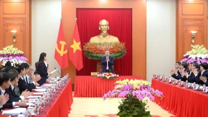 [Фото] Рабочее совещание с редакционными группами по подведению итогов 100 лет руководства Партии вьетнамской революцией и 40 лет реализации Программы строительства страны