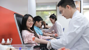 Фестиваль «Красной весны» 2026, ставящий цель собрать 10 000 доз крови, несёт также миссию формирования гуманного общества, в котором нравственные ценности высоко ценятся и широко распространяются во всех слоях населения, особенно среди молодёжи. (Фото: ВИА)