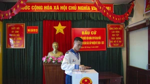 Сержант Чан Минь Чыонг, молодой избиратель на морской платформе DK1/20, голосует на выборах. (Фото: ВИА)