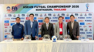 Представители футбольных ассоциаций участвуют в церемонии жеребьевки. (Фото: Федерация футбола Вьетнама)