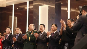 Заместитель Премьер-министра Буй Тхань Шон и министр науки и технологий Нгуен Мань Хунг вместе с делегатами на церемонии. (Фото: ВИА)