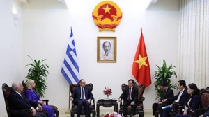 Заместитель Премьер-министра Хо Куок Зунг принял первого заместителя Председателя Парламента Греции. (Фото: ВИА)