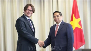 Премьер-министр Фам Минь Тьинь и президент по глобальной государственной политике корпорации Bolt Евгений Кабанов. Фото: ВИА