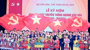 Генеральный секретарь ЦК КПВ То Лам, Премьер-министр Фам Минь Тьинь и делегаты фотографируются на память с актерами и артистами на церемонии. Фото: Кханг Кхоа