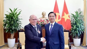Замминистра Нго Ле Ван и г-н Педро Оливейра. Фото: baoquocte.vn