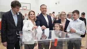 Г-н Кароль Навроцкий (в центре) голосует во втором туре президентских выборов на избирательном участке в Варшаве (Польша), 1 июня 2025 года. Фото: Синьхуа