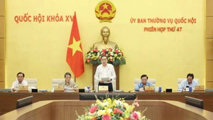 Председатель НС Чан Тхань Ман выступает на закрытии заседания. Фото: Зюи Линь