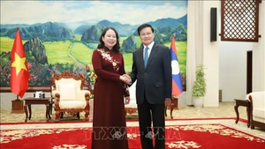 Вице-президент Во Тхи Ань Суан и Генеральный секретарь ЦК НРПЛ, Президент Лаоса Тхонглун Сисулит. Фото: ВИА
