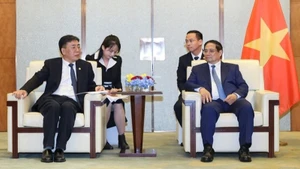 Премьер-министр Фам Минь Тьинь и руководитель корпорации COMAC. Фото: VGP
