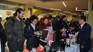 Вьетнамский стенд привлекает большое внимание студентов, преподавателей и посетителей. Фото: ВИА