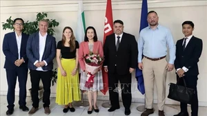 Посол Вьетнама в Болгарии Нгуен Тхи Минь Нгует фотографируется на память с руководством БСП. Фото: ВИА