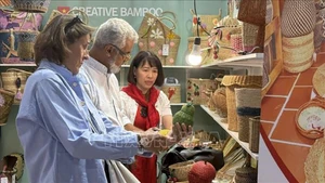 Посетители знакомятся с вьетнамскими продуктами. Фото: ВИА